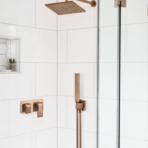 Quincaillerie en laiton sur une douche dans une salle de bains moderne du milieu du siècle